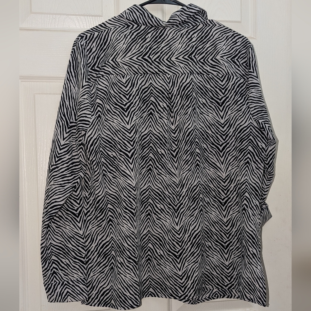 NWT 🦓 Zebra Print Blouse - Picture 4 of 5